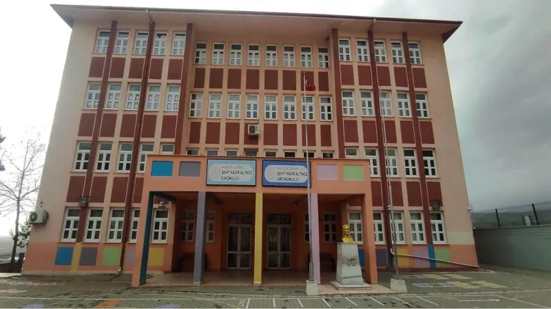 Edremit Şehit Kadir Altınöz Ortaokulu - Edremit Ortaokulları