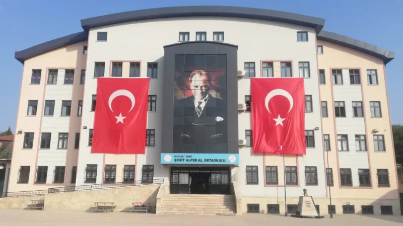 İzmit Şehit Alper Al Ortaokulu - İzmit Ortaokulları