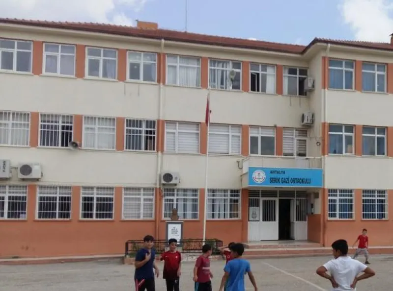 Serik Gazi Ortaokulu Fotoğrafı
