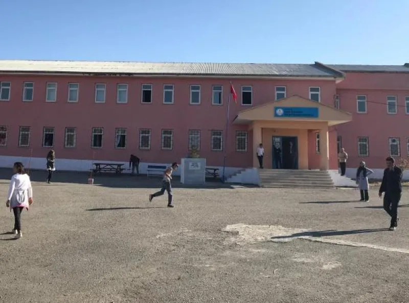 Iğdır Şehit Üsteğmen Hakan Özkaner Ortaokulu - Iğdır Ortaokulları