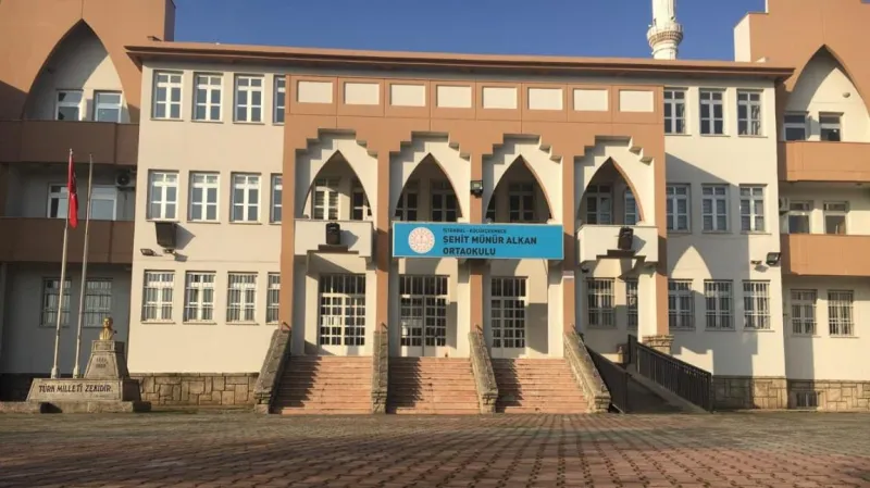 İstanbul Şehit Münür Alkan Ortaokulu - İstanbul Ortaokulları