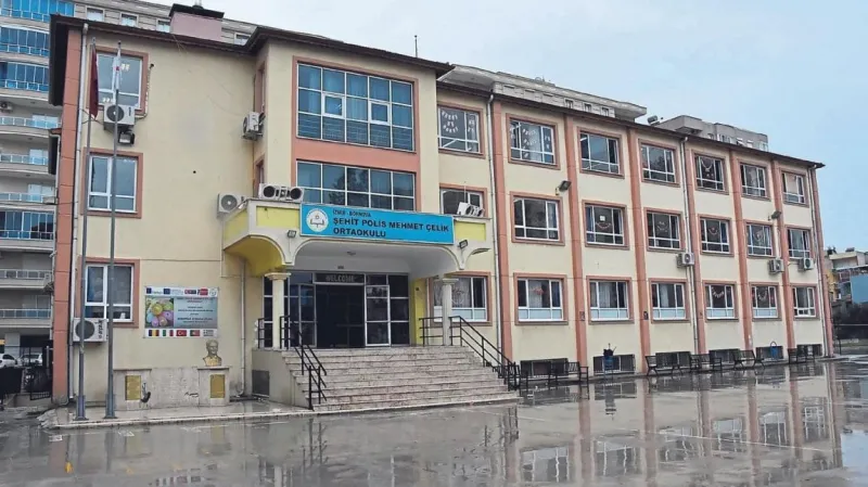 İzmir Şehit Polis Mehmet Çelik Ortaokulu - İzmir Ortaokulları